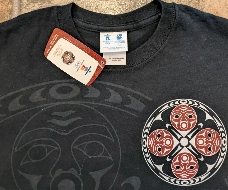 Four Host First Nations 温哥华 2010 年奥运会 T 恤全新带标签 尺寸 中号 Blk — 第 2/4 张图片