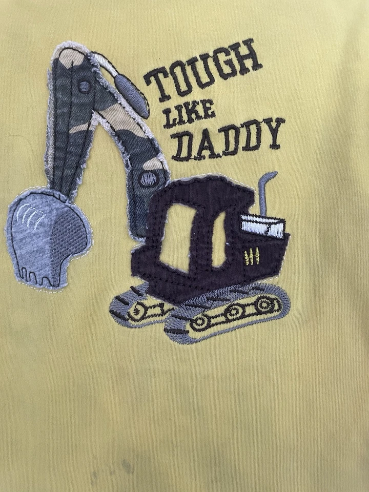 Camisa amarilla 3T con apliques de camión excavadora resistente como papá para niños pequeños Foto 3 de 4