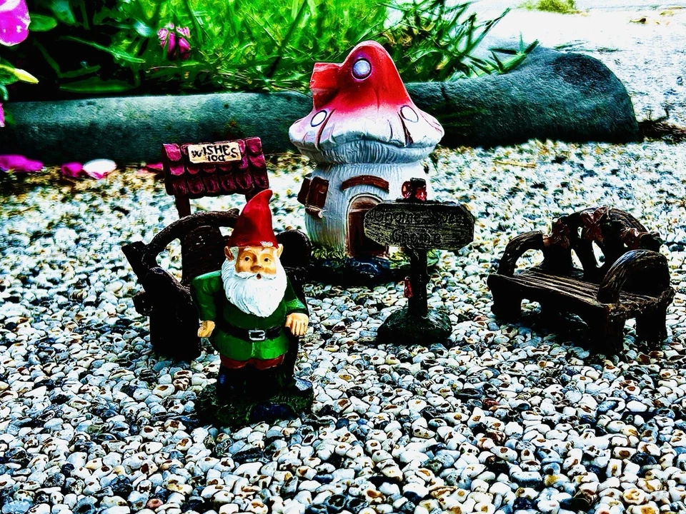 Juego de jardín Gnomo viene con casa, letrero, bancos, gnomo. ver fotos. Foto 3 de 4