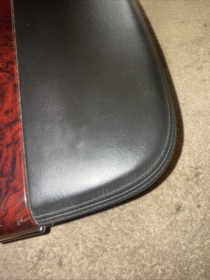 2007 - 2014 Cadillac Escalade Center Console Arm Rest Lid Black Leather - Изображение 2 из 4