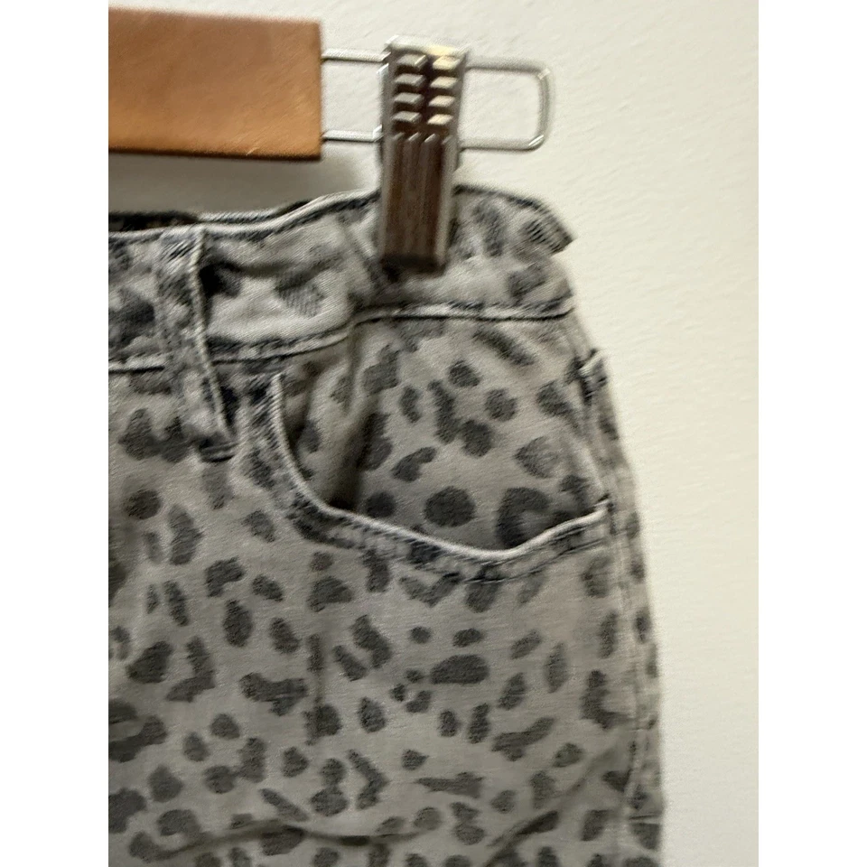 Minifalda vaquera con estampado de leopardo GapKids para niñas - talla 14 regular - gris Foto 2 de 4
