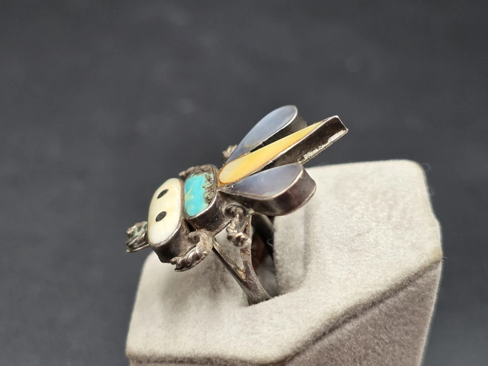 Vintage Zuni Sterling Silver Bug Ring Size 7 Turquoise, Mother of Pearl & Shell - Image 4 of 4