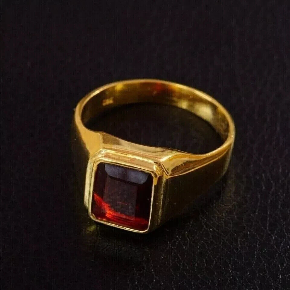 Anillo de boda de granate rojo creado en laboratorio para hombre enchapado en oro amarillo de 14 quilates corte esmeralda de 3 quilates Foto 2 de 4