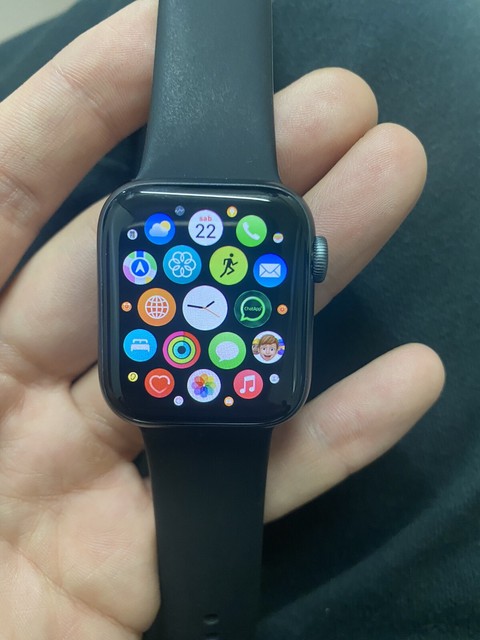 Apple Watch Series 4 GPS 40mm Cassa di Alluminio Grigio Siderale, Cinturino  Grigio Siderale, Smartwatch (MU672FD/A) | Acquisti Online su eBay
