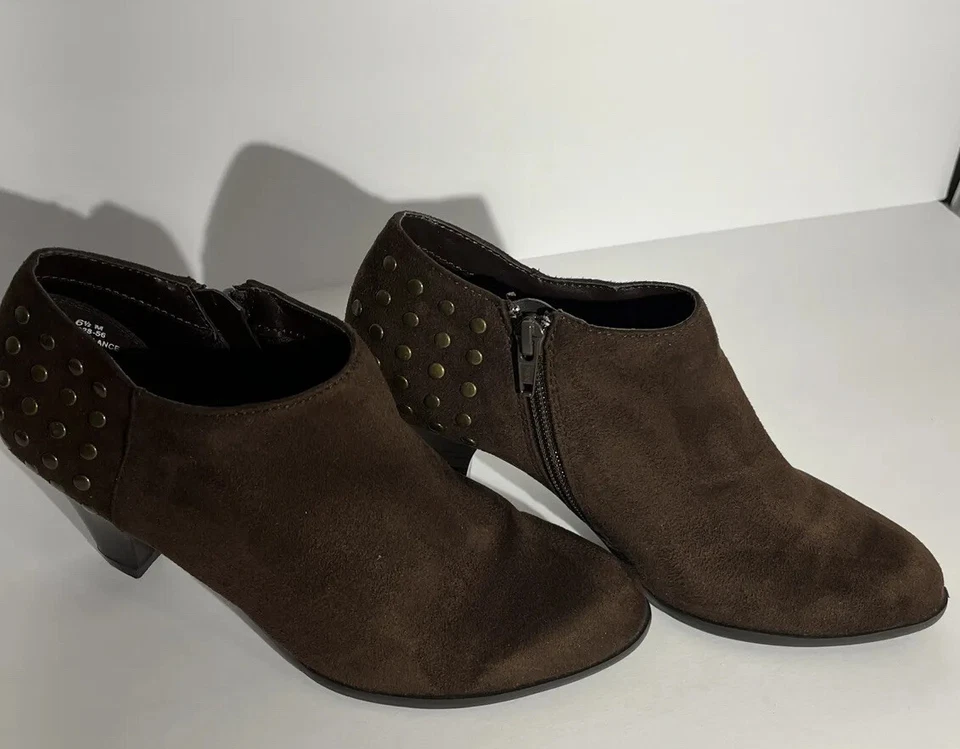 Zapatos Laura Ashley Mujer 6.5 Marrón Lafindon Tachonado Imitación Gamuza Tacón Botines Foto 2 de 4