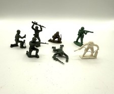 Lot Vintage Small Plastic Soldiers 7 Pcs