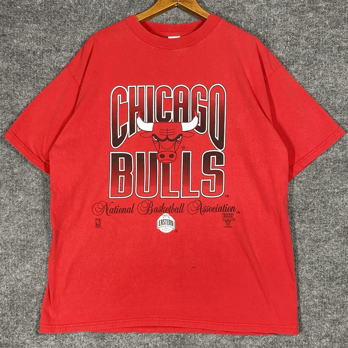 トップス 90s vintage NBA CHICAGO BULLS shirt y2k VINTAGE 90s Chicago Bulls NBA T-Shirt Size XL Red Single
