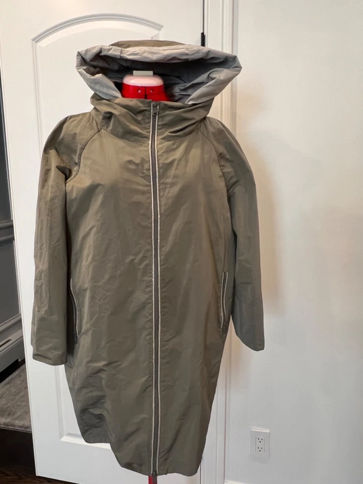 Abrigo de lluvia cortavientos Brunello Cucinelli color caqui. Talla 44/8-10 Foto 2 de 4