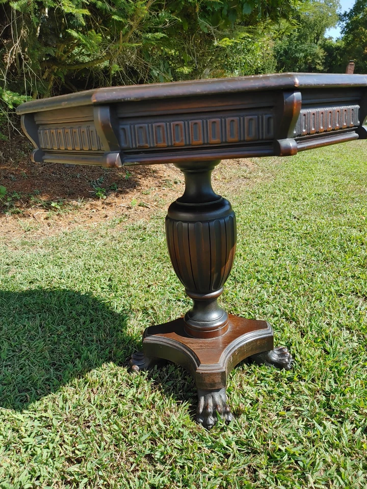 Antigua mesa octágona estilo victoriano de caoba con patas de garra Foto 3 de 4