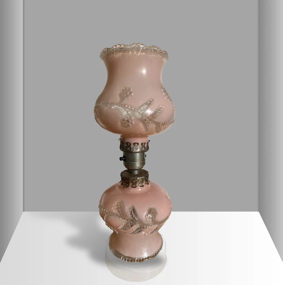 Lámpara tocador vintage Art Deco de vidrio rosa esmerilado Hurricane de los años 50 Foto 3 de 4
