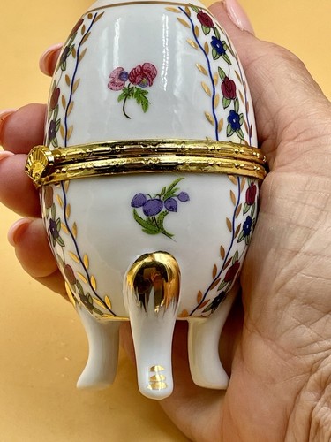 Caja de baratija de huevos con patas pintada a mano de porcelana vintage con bisagras florales - Imagen 3 de 8