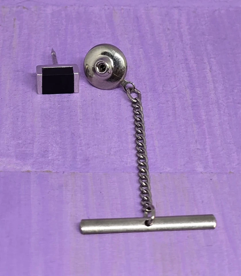 Pin de solapa Swank tono plateado con accesorio de cadena de piedra negra para hombre Foto 2 de 3