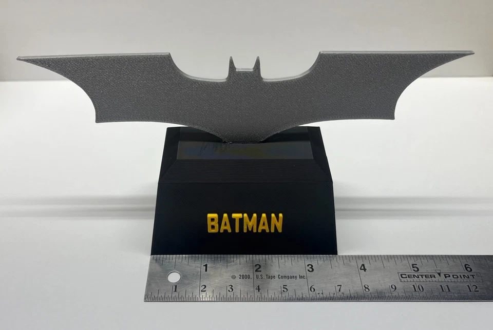 Juguete Batarang con soporte Foto 3 de 4