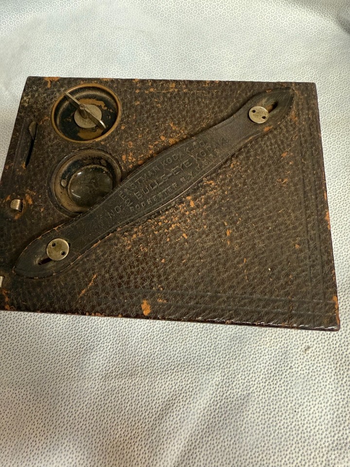 Lot 319 - A Kodak No.2 Bulls Eye Kodak Model D Box