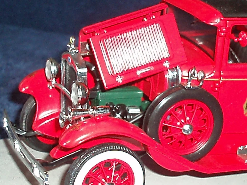ROAD LEGENDS 1931 FORD FIRE CHIEF PICK-UP TRUCK 1/18 - Image 3 of 4