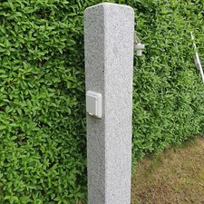 Wasserzapfsäule aus Granit Außenwasserhahn  Zapfstelle Palisade Stele NEU