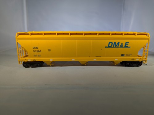 HO Accurail, Dekota Minnesota & Eastern, DM&E 51294, Covered 3-Bay Hopper Car - Picture 4 of 8