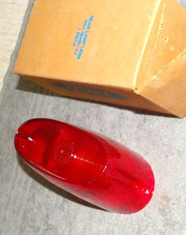 Ford Custom 300 Fairlane 500 Skyliner 1958 Sunliner nuevo de lote lente de luz trasera Foto 3 de 4