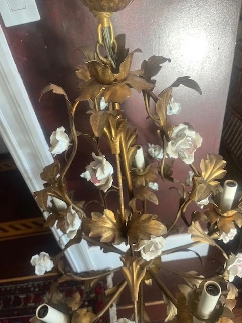 Lámpara de araña vintage italiana de metal dorado de porcelana con etiqueta hecha en Italia Foto 2 de 4