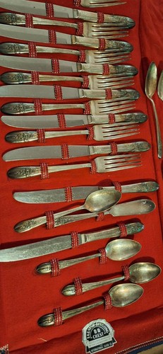 33 Piece Vintage WM Original Rogers Mfg. Co. Extra Plate Silverware Set - Picture 4 of 12