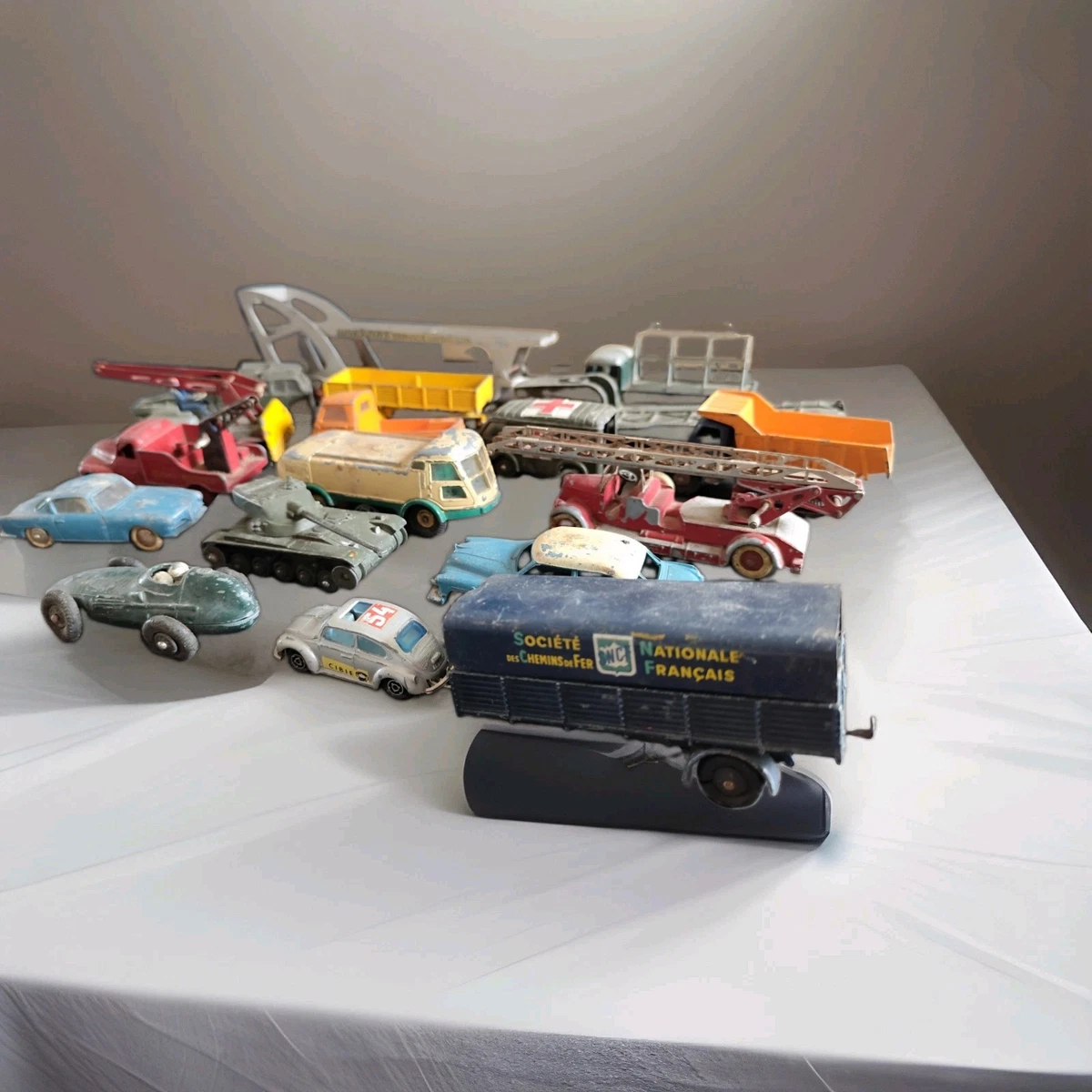 Lot Dinky Toys - Anciennes - Voitures, camions, remorque - à restaurer - Lot 2