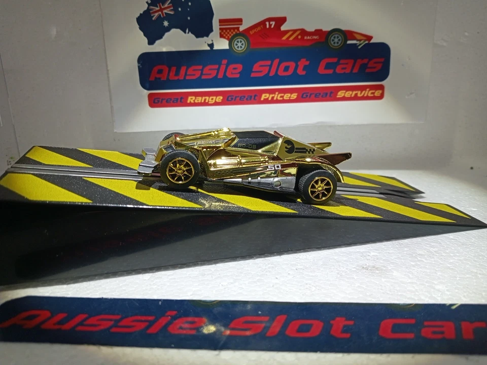 SCALEXTRIX / HOTWHEELS 50TH ANNIVERSARY SUPER CHROME GOLD SLOTCAR 1/64 - Vid -EC - image 3 of 4