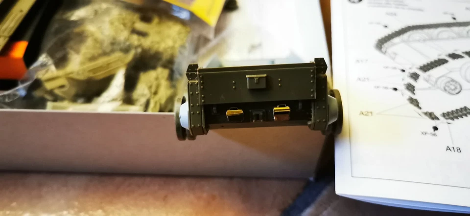 TAMIYA Cromwell Mk4 scala 1/48 + tk resina torre con foglie parzialmente montato - Immagine 3 di 4