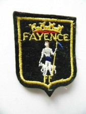 ECUSSON ANCIEN VINTAGE FAYENCE / VOIR AUTRES ECUSSONS + DRAPEAUX EN VENTES