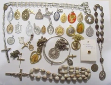 30 vintage catholic Saints and Christian religious items pendants lot fv1931