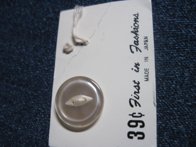 VINTAGE DAMAGED CARD WHITE MOTHER OF PEARL MOON GLOW CATS EYE BUTTONS QTY 1