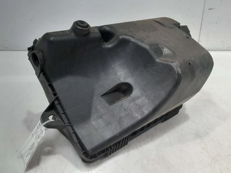 2006-2011 Cadillac DTS 4.6L OEM Air Cleaner Intake Box Assembly Factory Used - Image 2 of 4