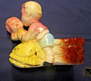 VINTAGE 1940's SHAWNEE CERAMIC BOY KISSING GiIRL PLANTER - GOLD ACCENTS - EXC.
