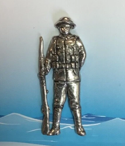 WW1 Soldier Silver Pewter Pin Badge (P)