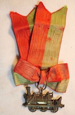 Beau ruban de médaille avec une locomotive vapeur railway entraide SDC24INS029