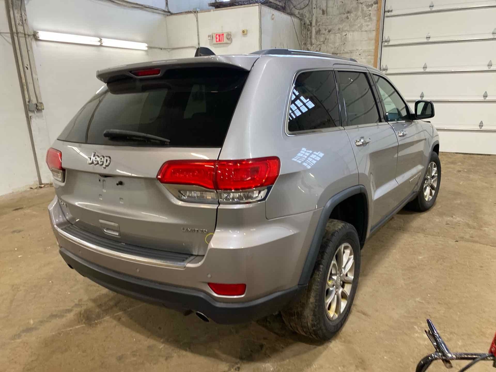 Used Deck Lid fits: 2014 Jeep Grand cherokee privacy tint glass w/rear view came