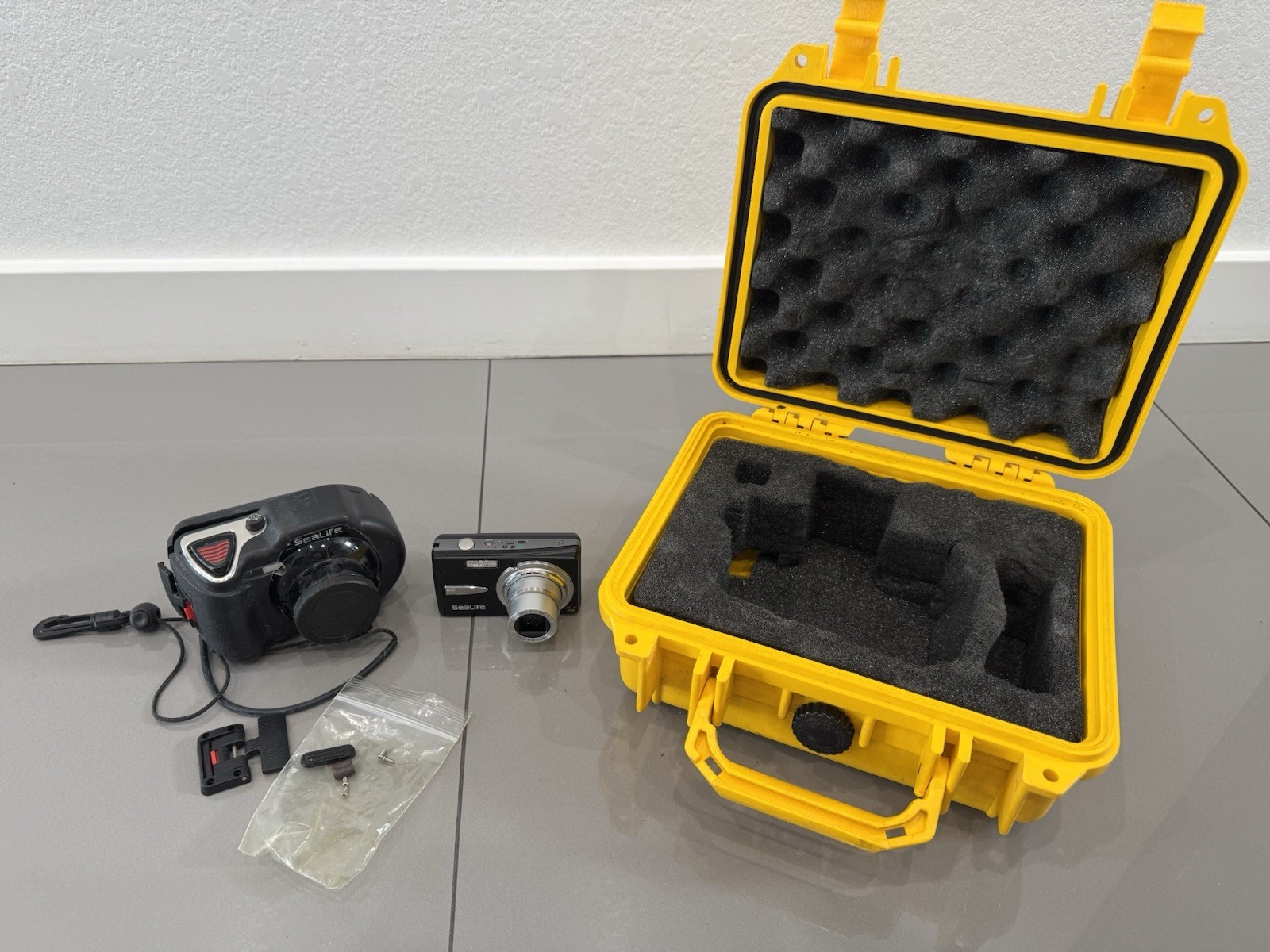 SeaLife DC1000 Digital Underwater Camera With Accessories