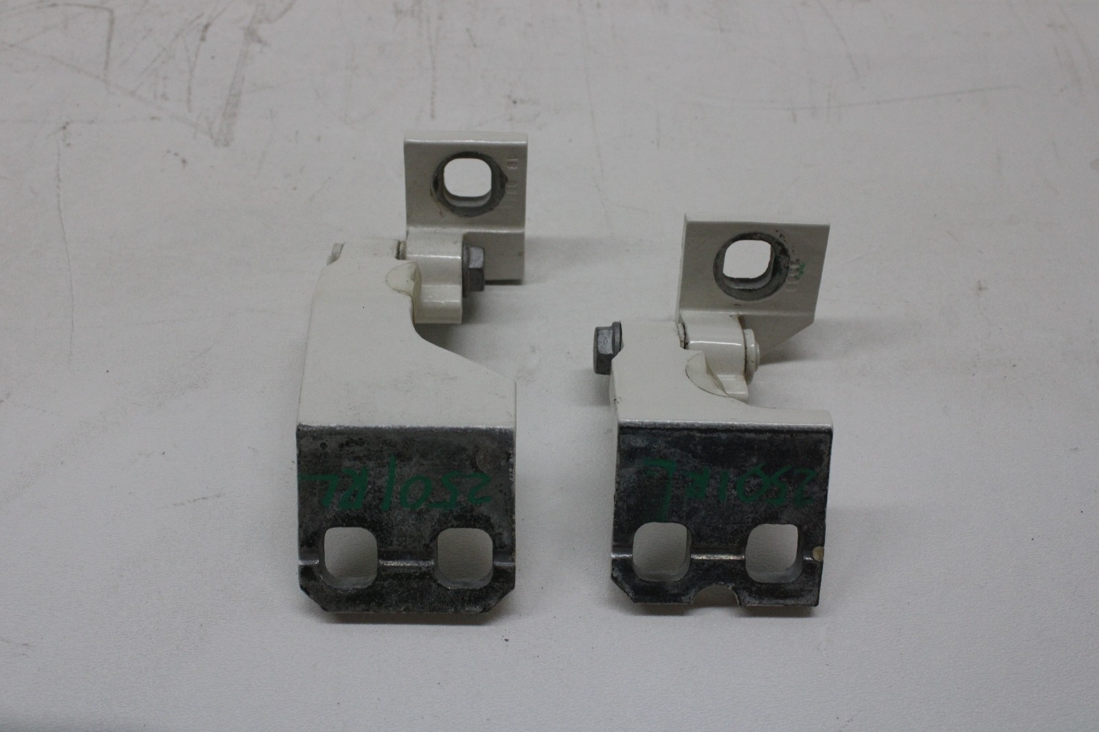 2022 MASERATI LEVANTE REAR LEFT DOOR HINGE SET WHITE OEM 2017-2024