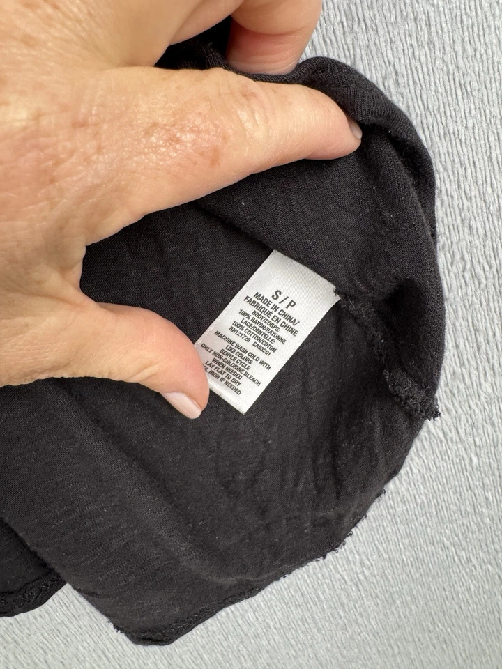 Camiseta sin mangas Aeropostale negra espalda cruzada ganchillo bohemio Henley fluida talla pequeña Foto 3 de 4