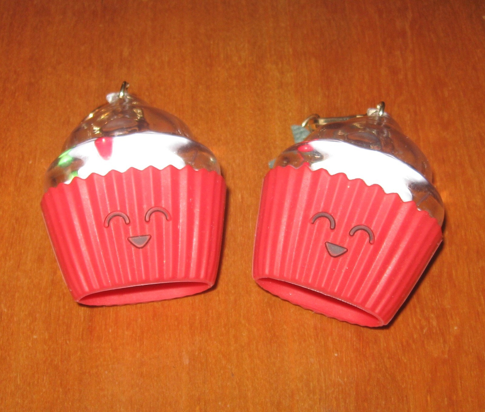 Cupcake Keyring Keychain Fob Moving Sprinkles Metal Clip Adorable Birthday Gift-image