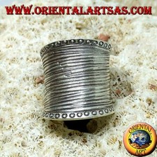 Anello fascia larga concava con incisioni a righe fatta a mano in argento 925 ‰ 