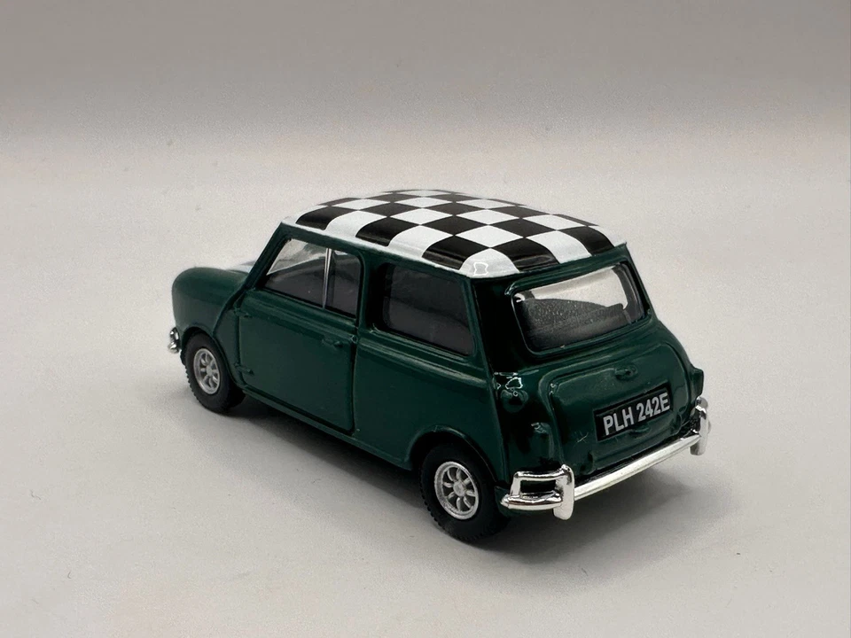 Corgi Vanguards Mini Cooper S VA02511 Green / Checker Roof Limited Edition 1:43 - Image 2 of 3