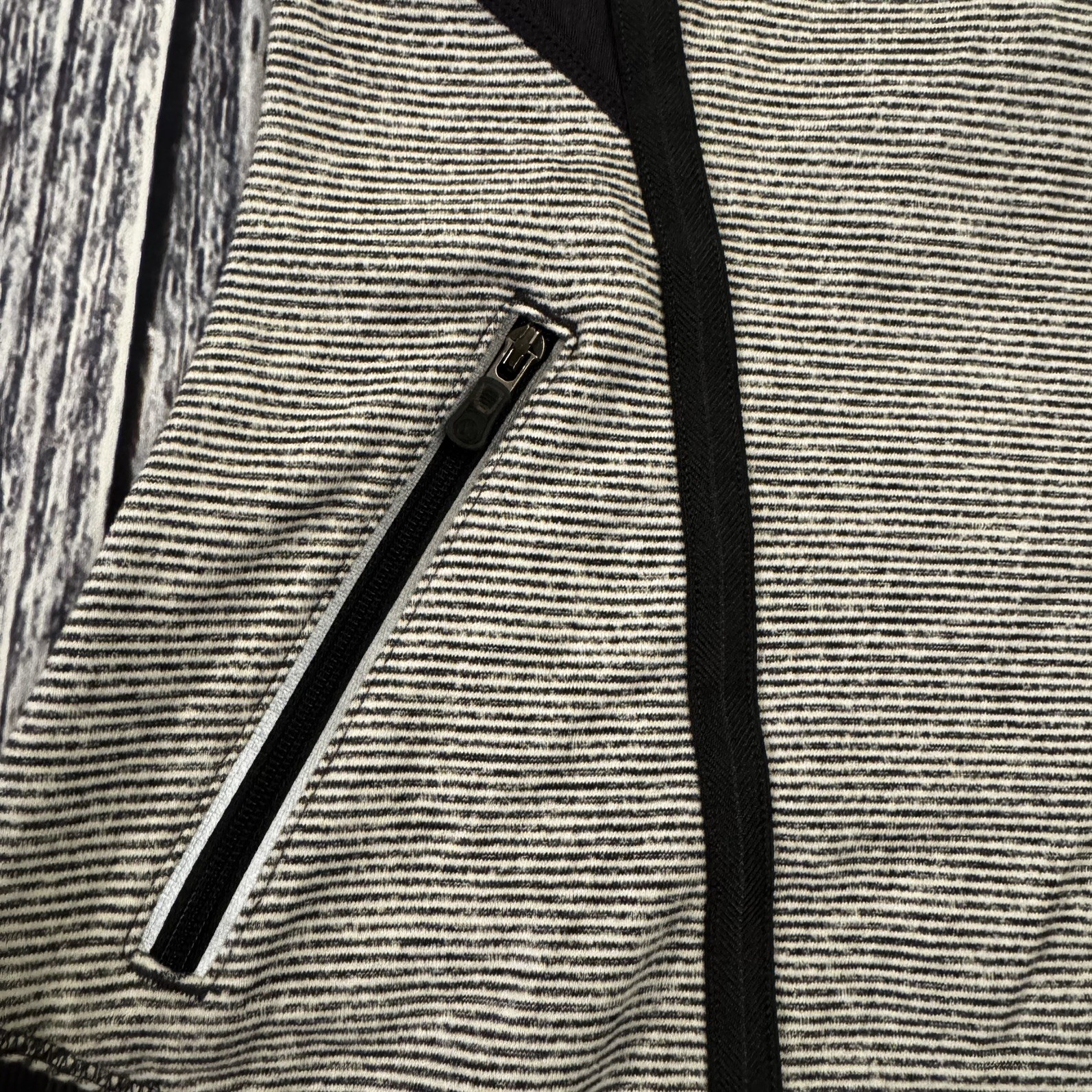 Lululemon Base Runner Pullover  1/4 Zip Size 4 Ru… - image 5