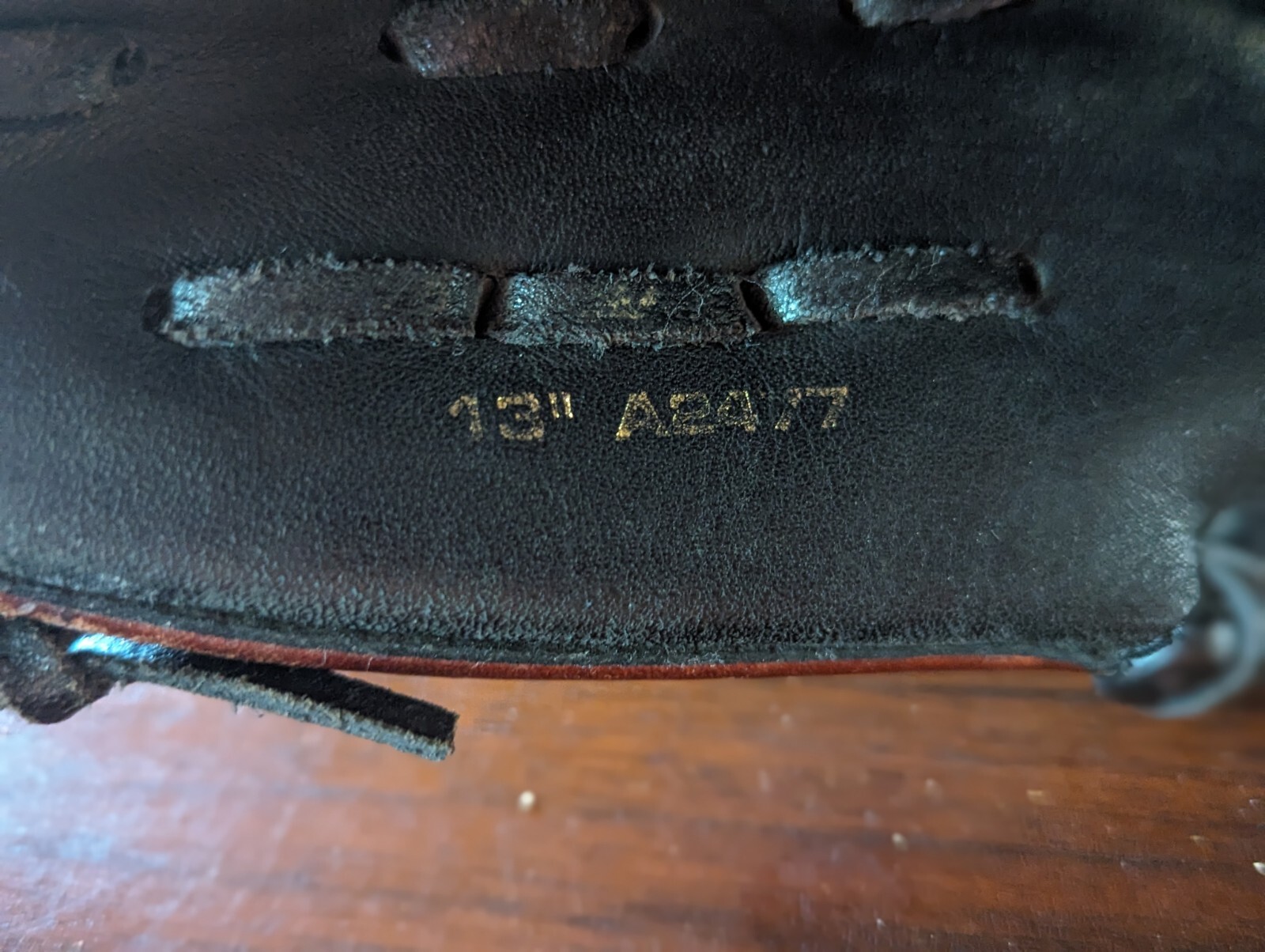 Wilson Elite A2477 13" Leather Softball/ Baseball Glove RHT Black/Brown