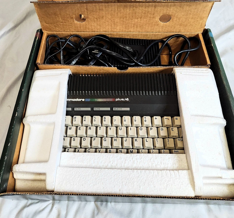 Computador antigo Commodore Plus 4 com caixa e acessórios - Imagem 3 de 4