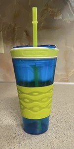 Kids Teens 16 oz Blue & Green Plastic Tumbler Cup w/ Drink-Through Lid & Straw