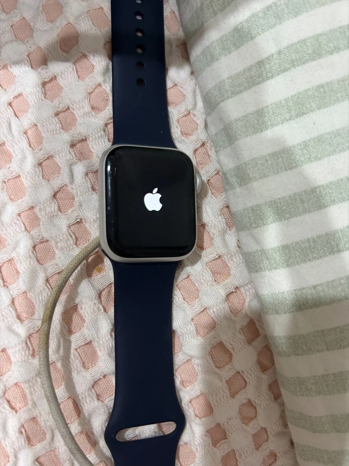 Apple watch series 6- 40mm, Navy band, used but works perfectly - Image 3 of 3