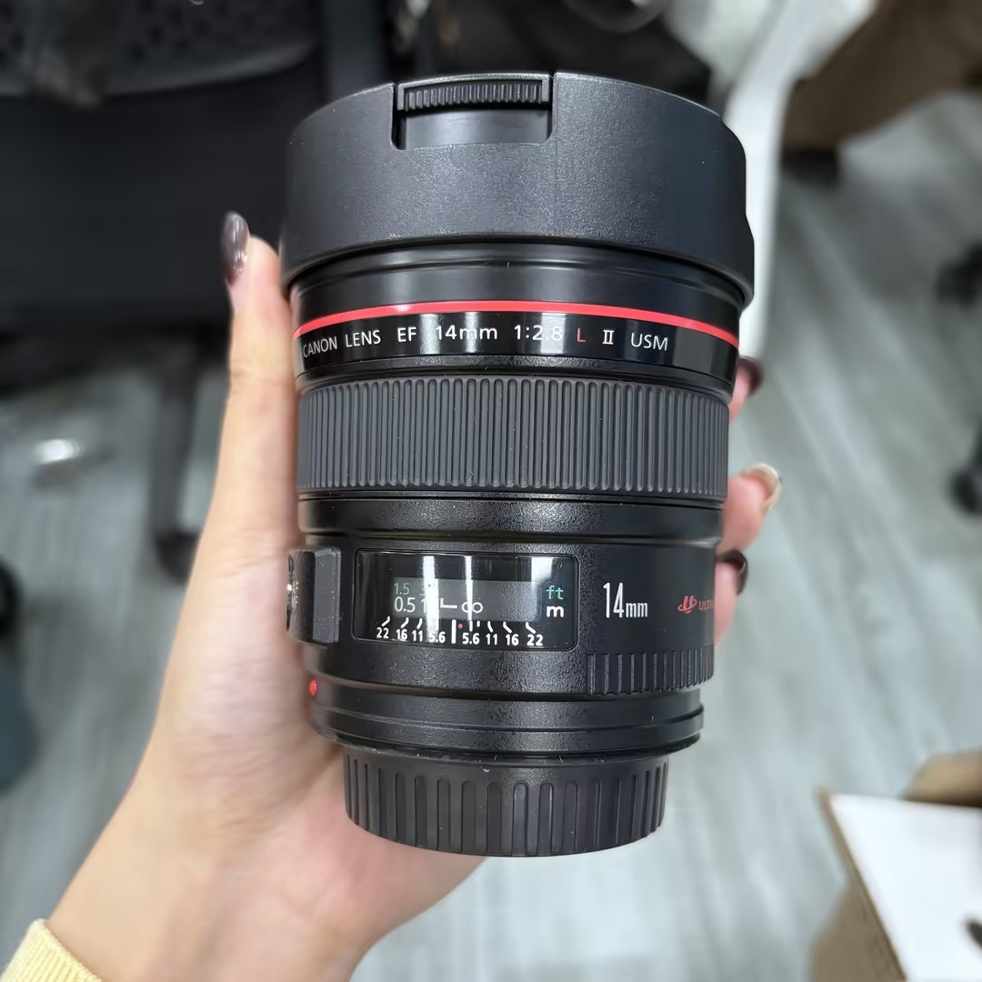 Canon EF14mm F2.8L II USM Lens for Canon EF mount The lens is