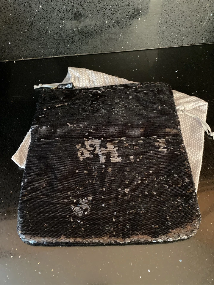 De colección. Bolso sin asas Halston Heritage Jenny plegable de lentejuelas con bolsa antipolvo — negro Foto 2 de 4