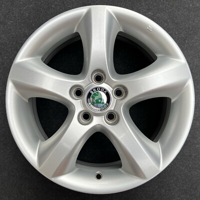 1x Original Skoda Fabia II 5J Roomster 5J0601025A Alufelge 6x15 H2 ET43 Felge