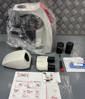 Leica DM750 Tischmikroskop, 2 x HCPLAN 10x/20 Okulare, 20x/0,40 PH1 Optik